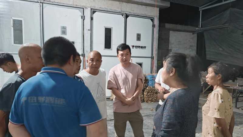 “烘烤110”在烤房深夜点亮一盏灯